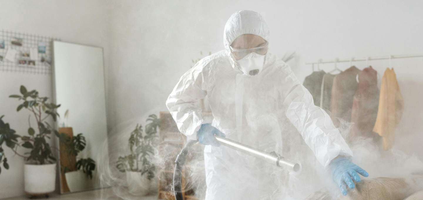 Photo d'un expert de la dératisation et de la désinsectisation pulvérisant son produit écologique anti-nuisible